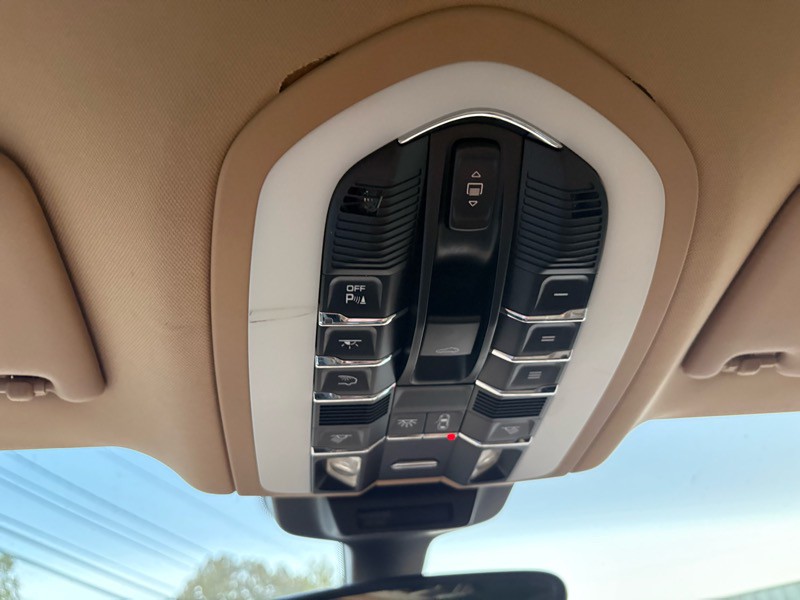 2015 Porsche Macan Image 18