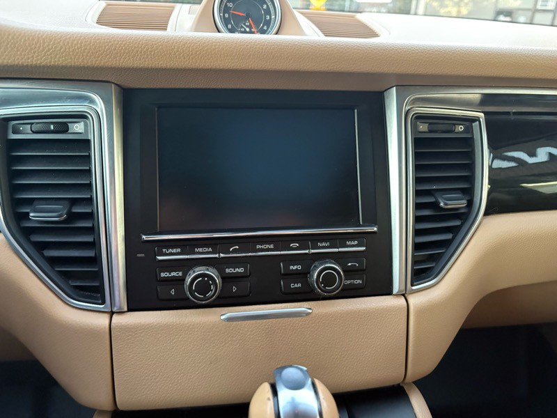 2015 Porsche Macan Image 20