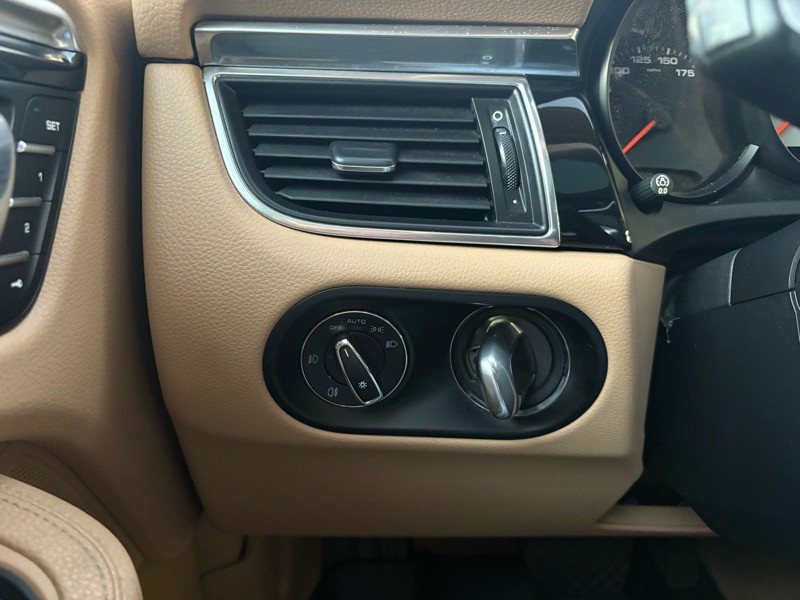 2015 Porsche Macan Image 22