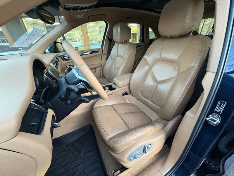 2015 Porsche Macan Image 25