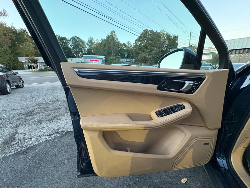 2015 Porsche Macan Image 26