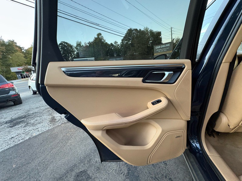 2015 Porsche Macan Image 28