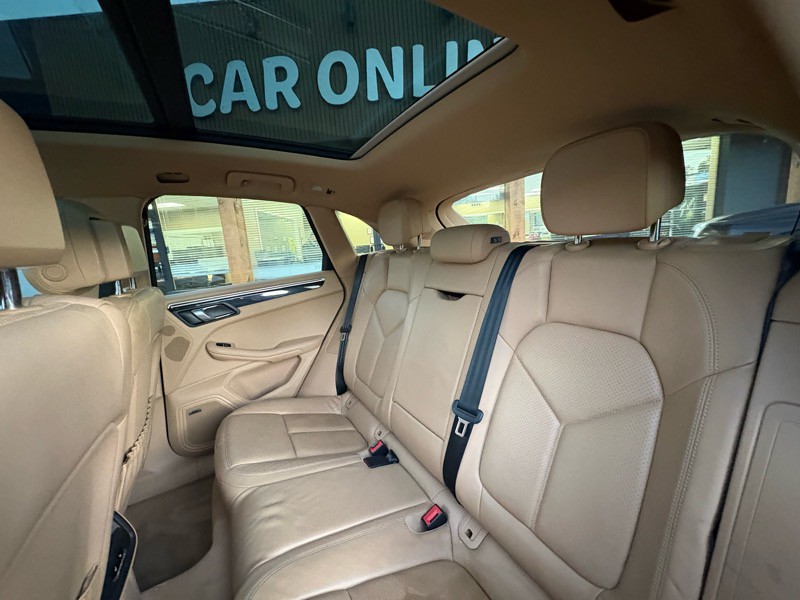 2015 Porsche Macan Image 30