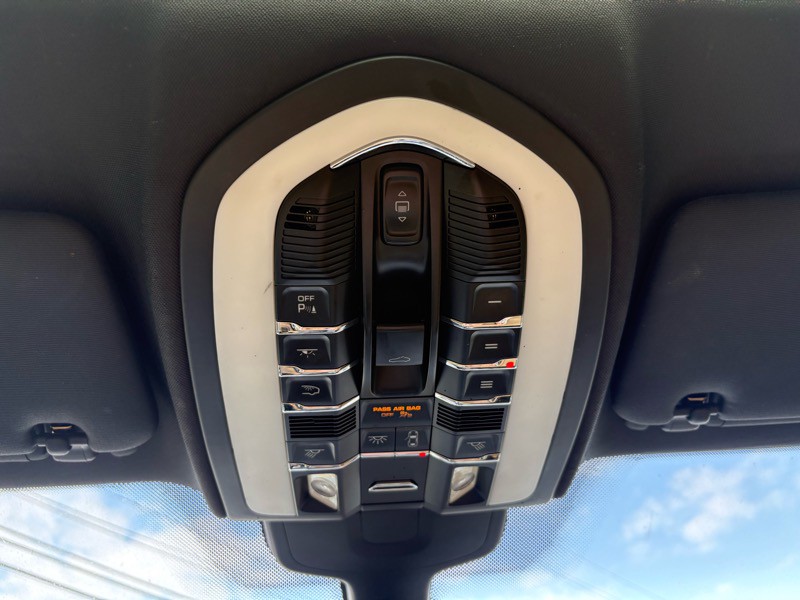 2016 Porsche Cayenne Image 9