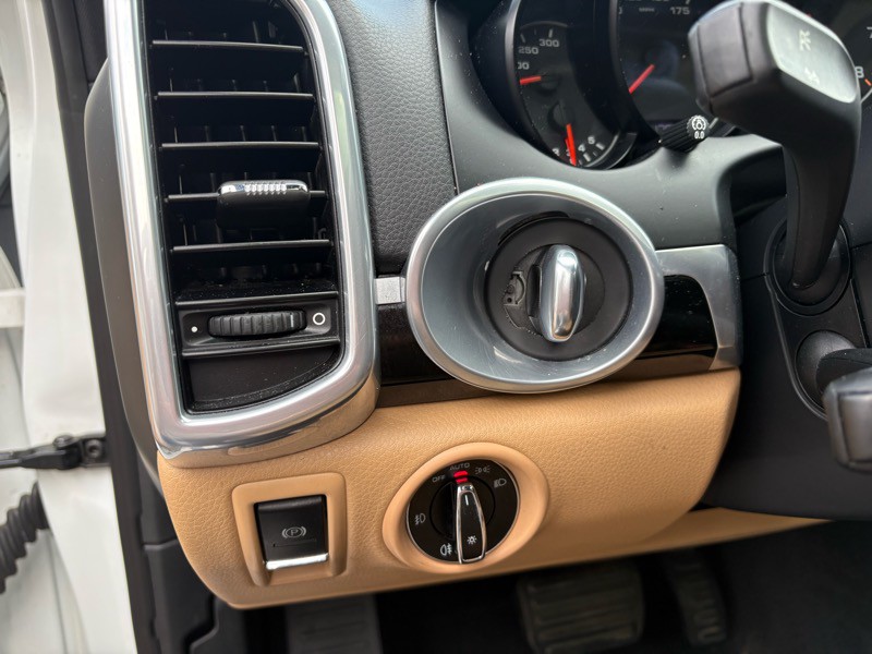 2016 Porsche Cayenne Image 21