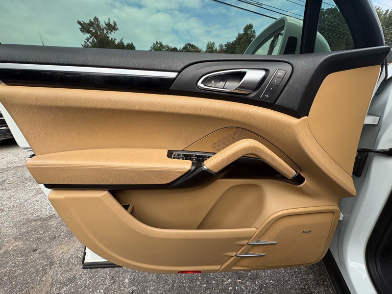 2016 Porsche Cayenne Image 22