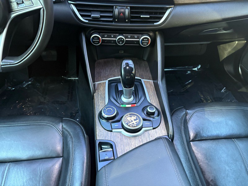 2017 Alfa Romeo Giulia Image 17