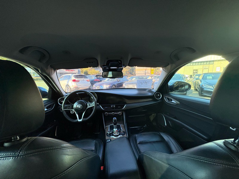 2017 Alfa Romeo Giulia Image 21