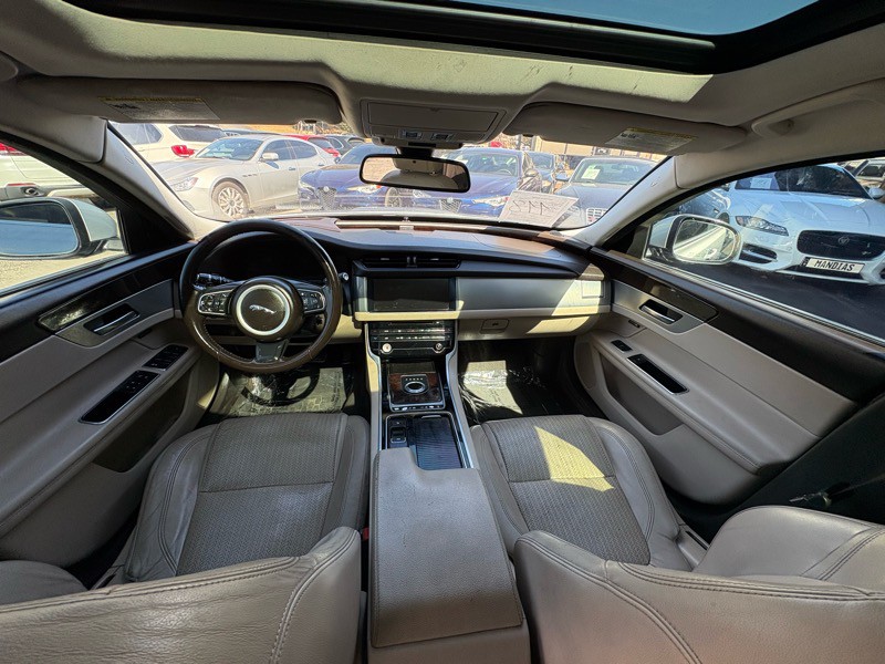 2017 Jaguar XF Image 9