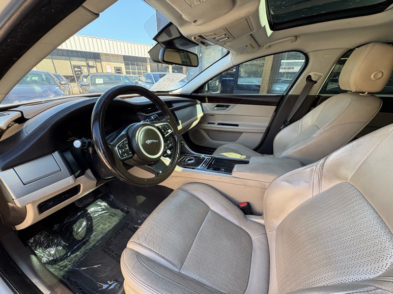 2017 Jaguar XF Image 11