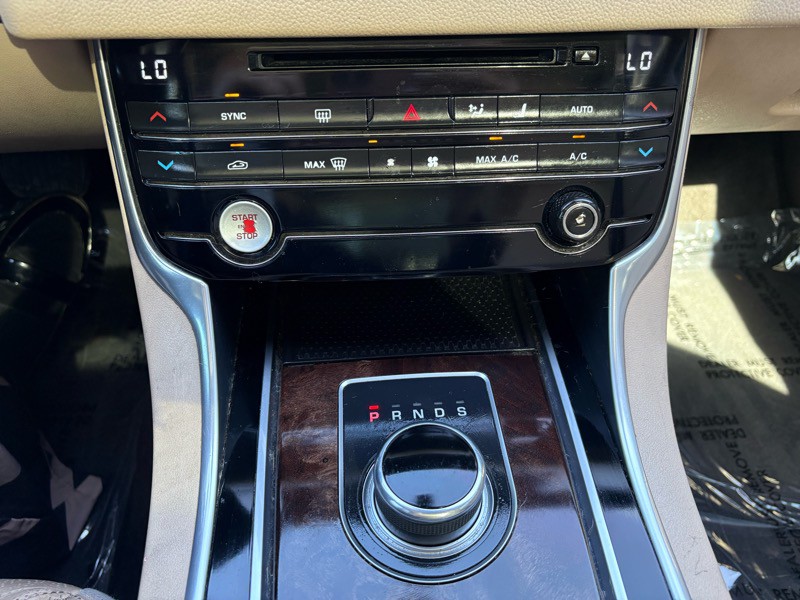 2017 Jaguar XF Image 16