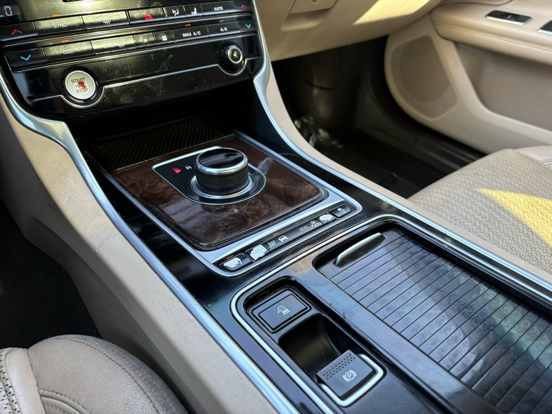 2017 Jaguar XF Image 18