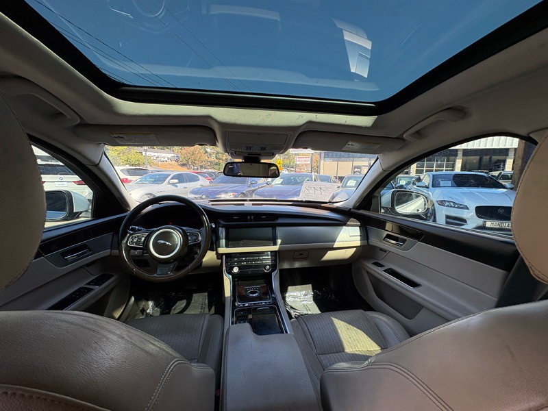 2017 Jaguar XF Image 23