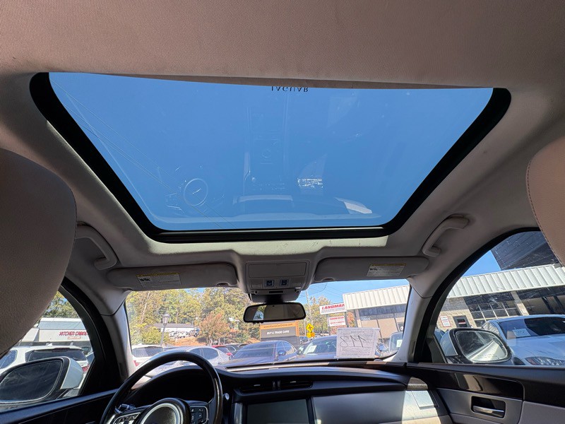 2017 Jaguar XF Image 24