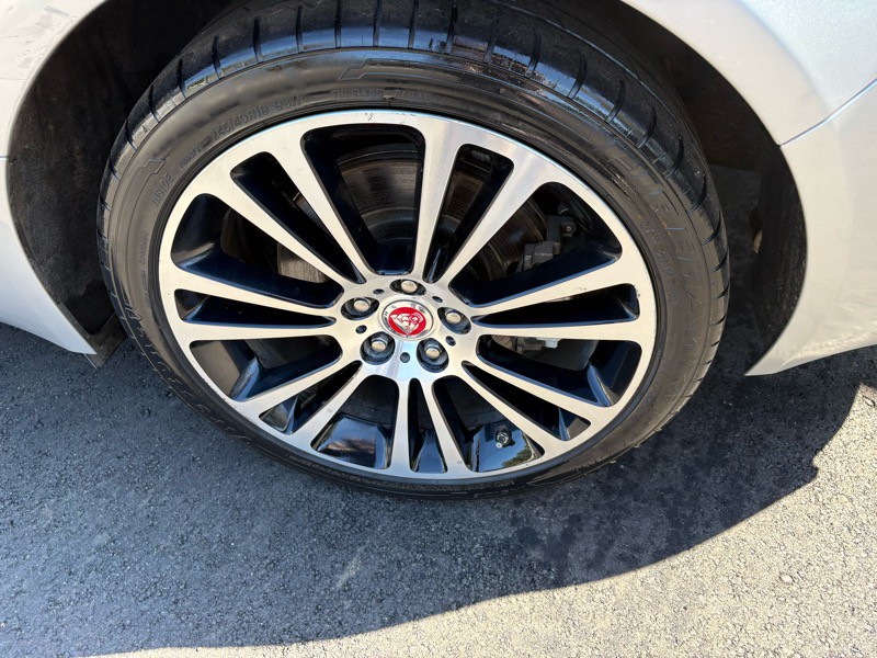 2017 Jaguar XF Image 29