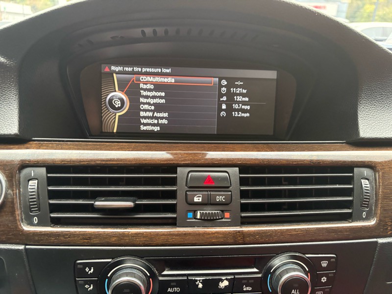 2011 BMW 3 Series Image 24