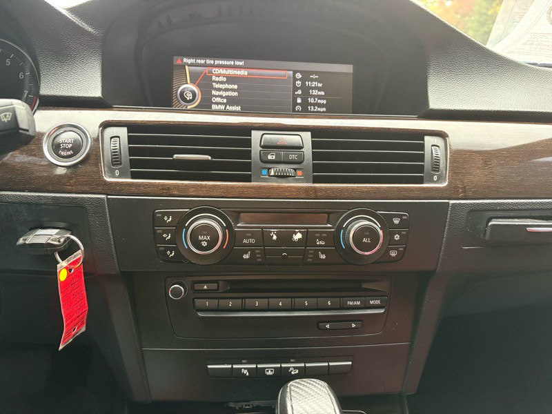 2011 BMW 3 Series Image 25