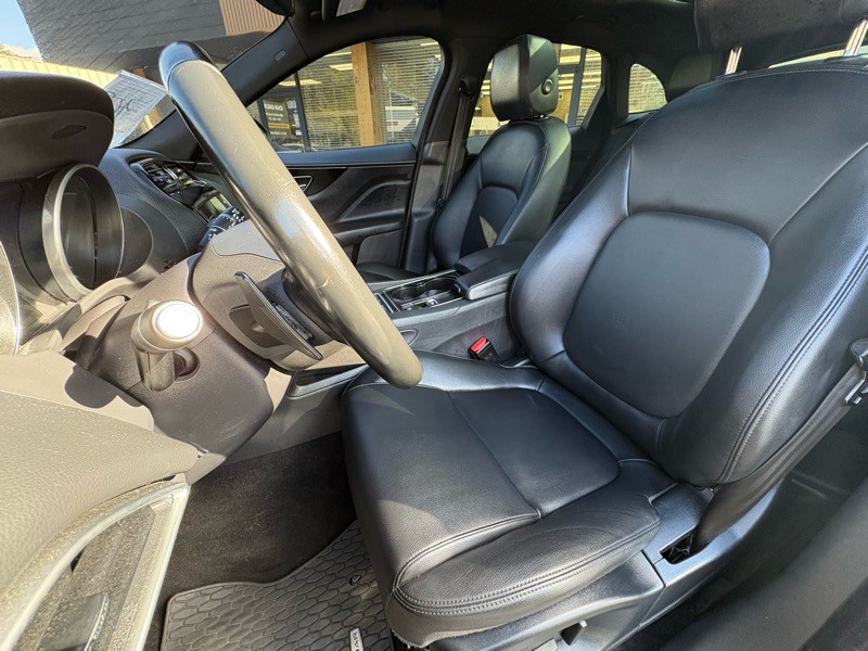 2017 Jaguar F-PACE Image 9