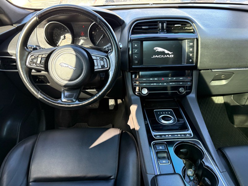 2017 Jaguar F-PACE Image 10
