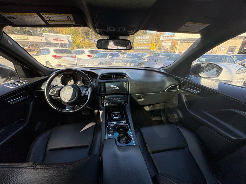 2017 Jaguar F-PACE Image 11