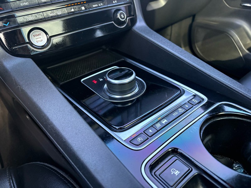 2017 Jaguar F-PACE Image 20