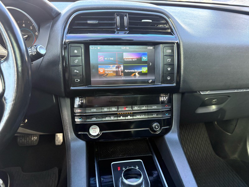 2017 Jaguar F-PACE Image 21