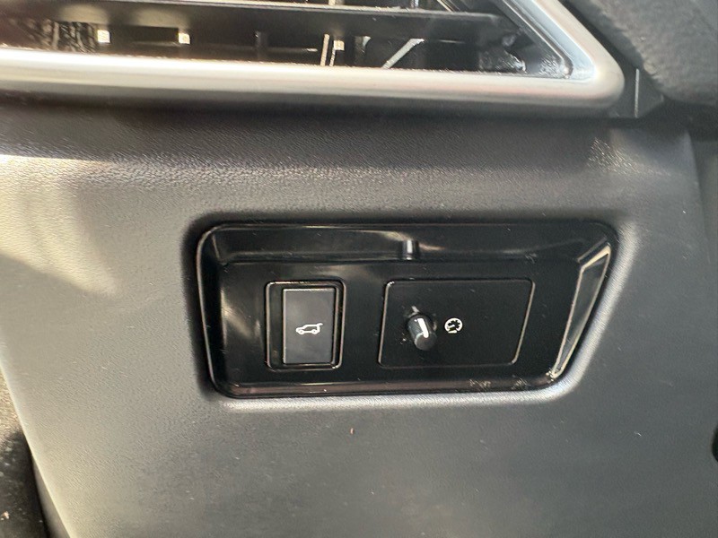 2017 Jaguar F-PACE Image 24