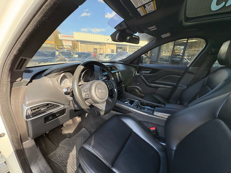 2017 Jaguar F-PACE Image 26