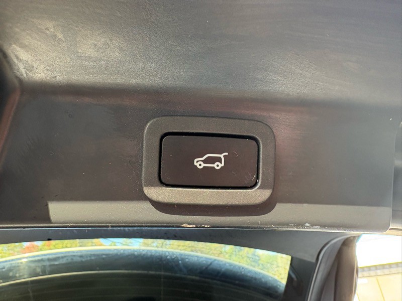 2017 Jaguar F-PACE Image 30