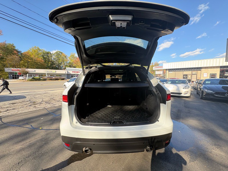 2017 Jaguar F-PACE Image 32