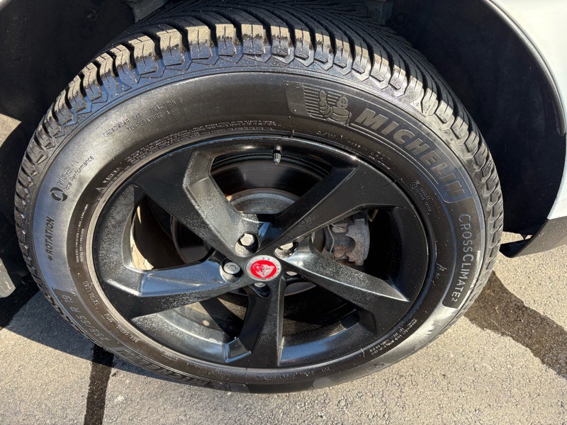 2017 Jaguar F-PACE Image 33