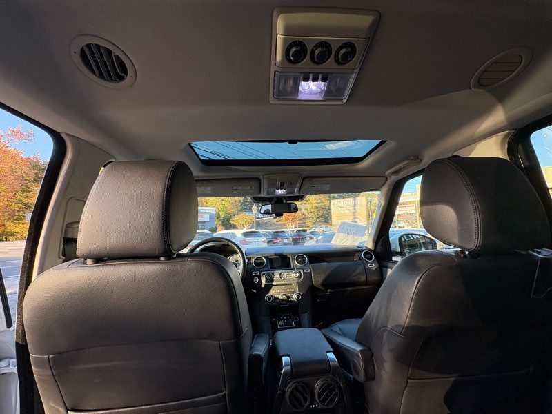 2016 Land Rover LR4 Image 17