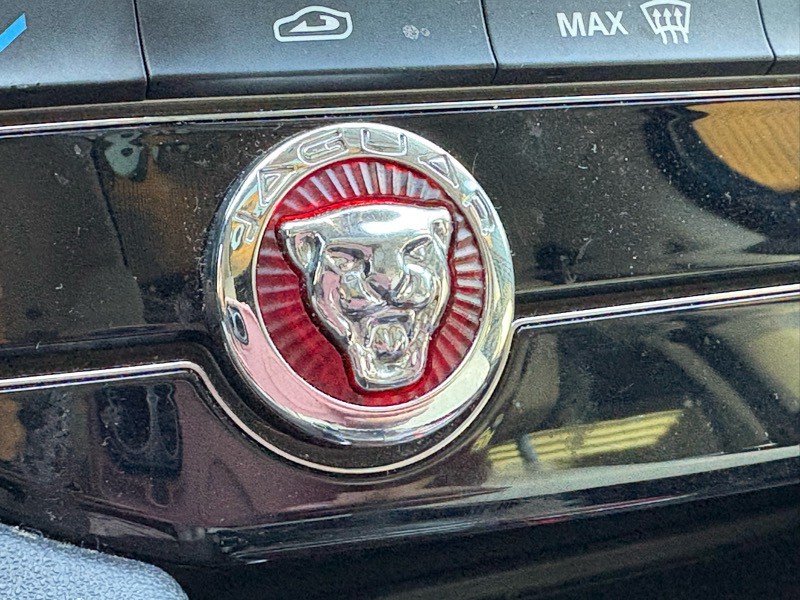 2017 Jaguar F-PACE Image 10