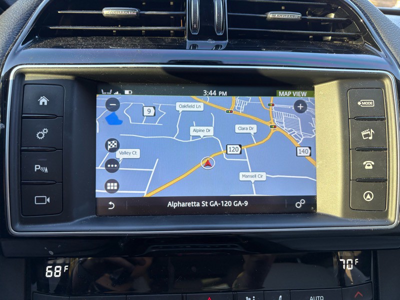 2017 Jaguar F-PACE Image 11