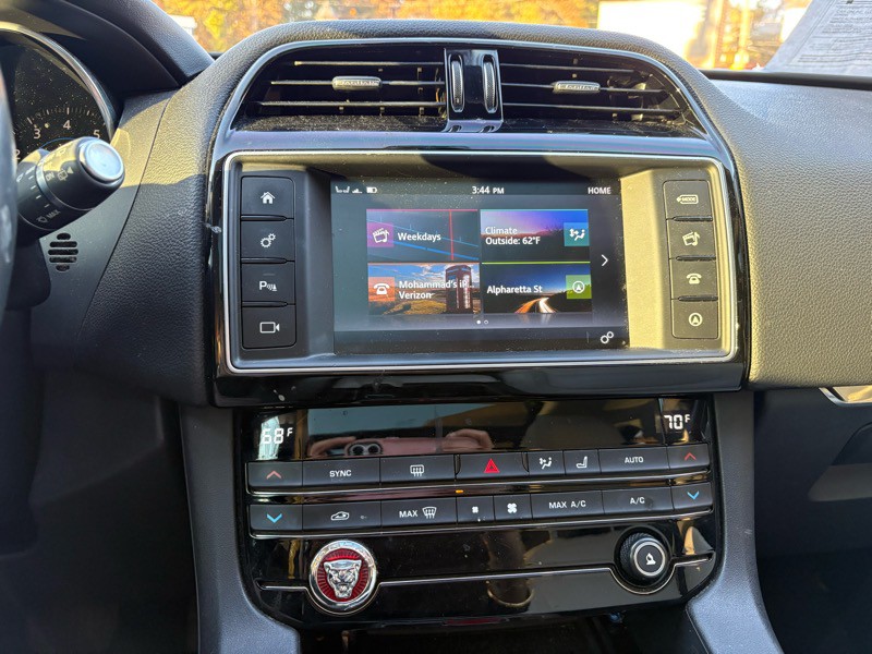 2017 Jaguar F-PACE Image 15