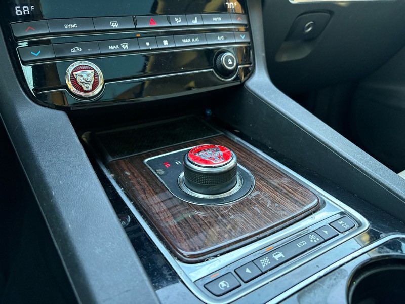 2017 Jaguar F-PACE Image 16