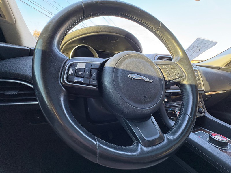 2017 Jaguar F-PACE Image 17