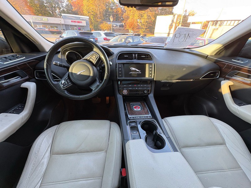 2017 Jaguar F-PACE Image 20