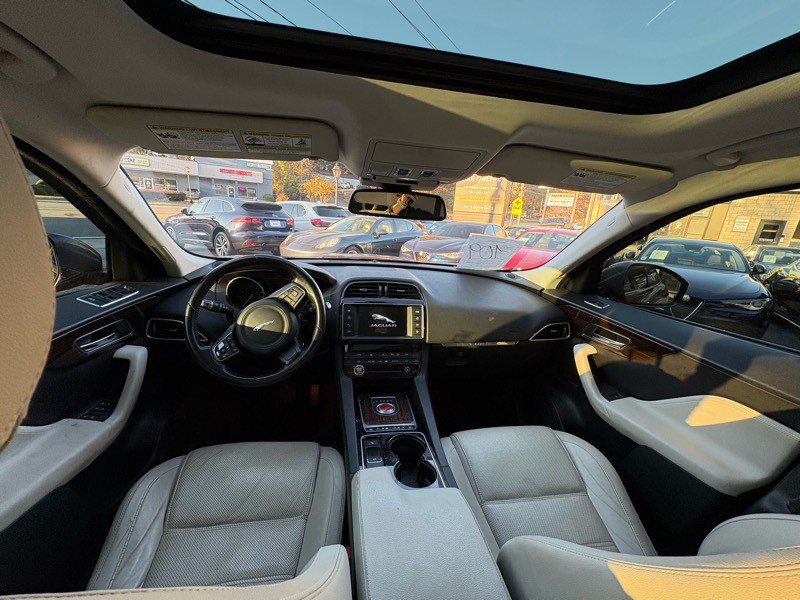 2017 Jaguar F-PACE Image 21