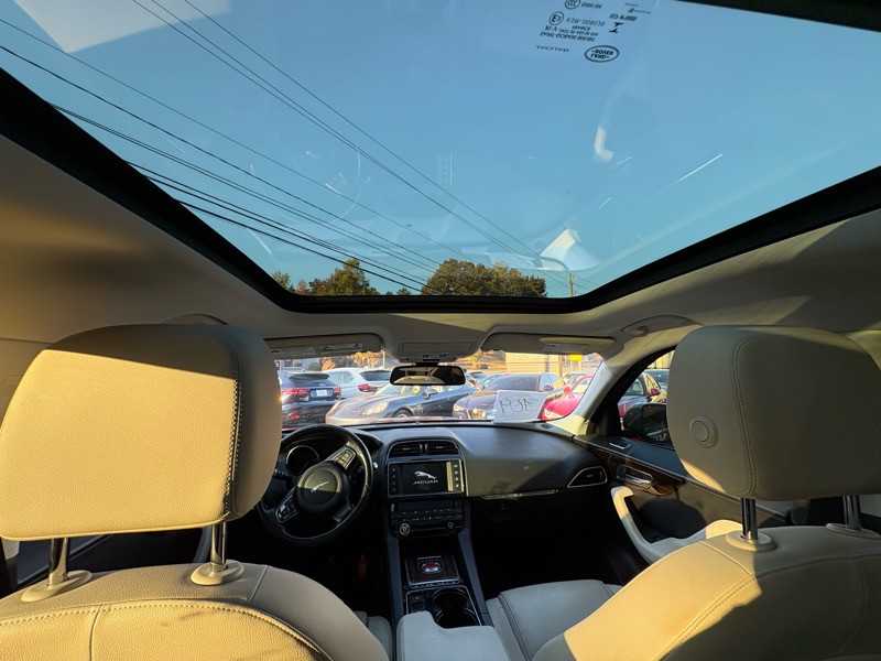 2017 Jaguar F-PACE Image 22