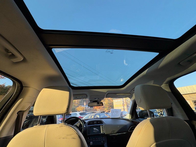 2017 Jaguar F-PACE Image 23