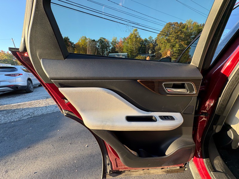 2017 Jaguar F-PACE Image 27