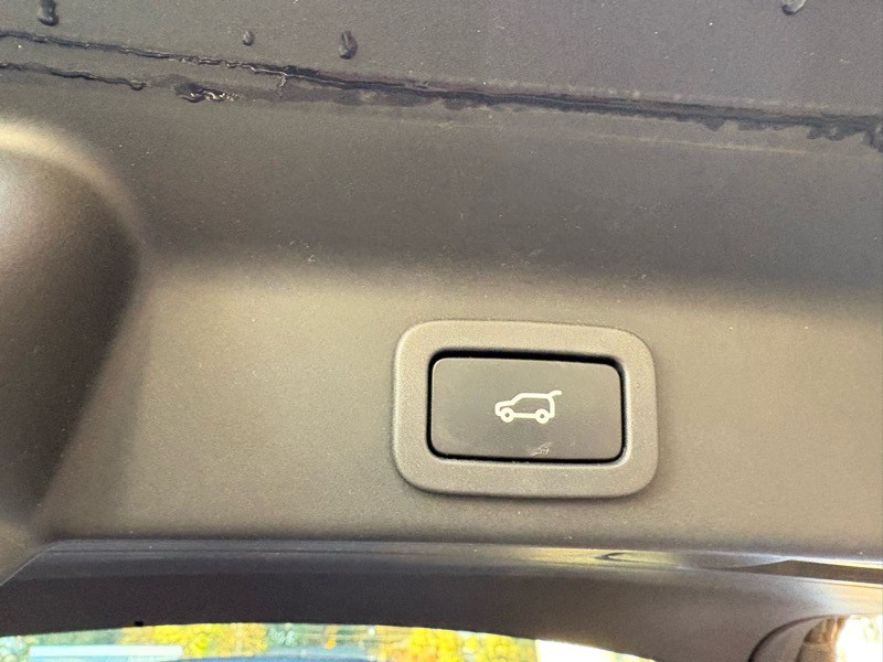 2017 Jaguar F-PACE Image 28