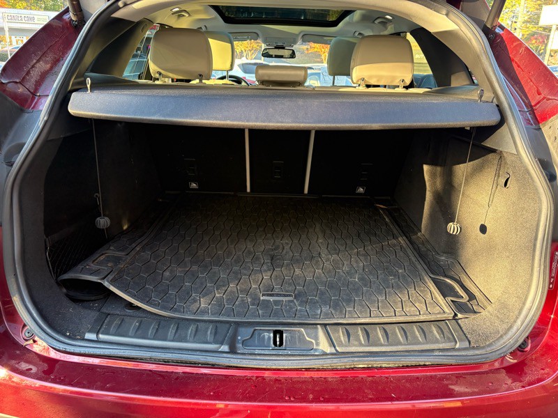 2017 Jaguar F-PACE Image 30