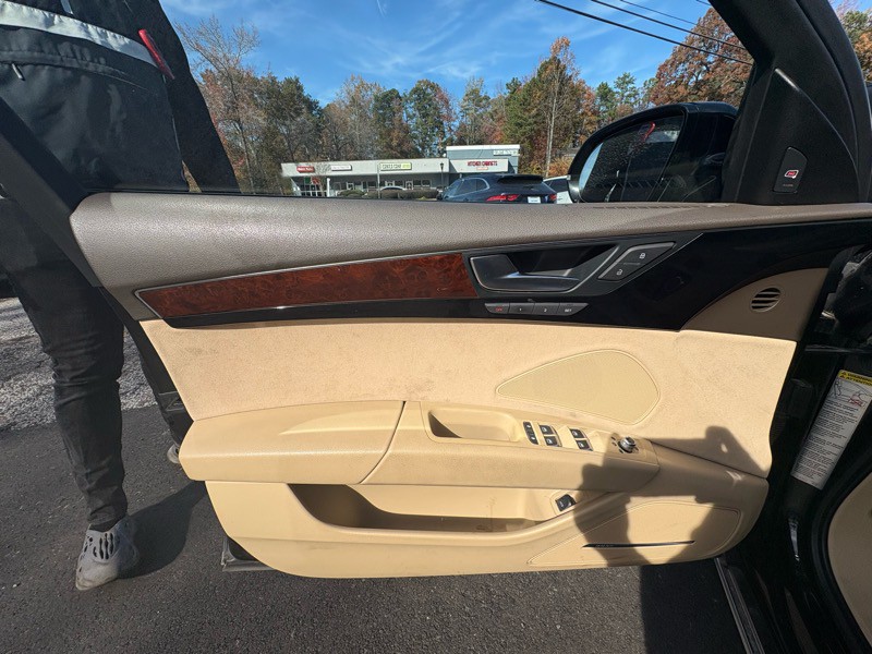 2011 Audi A8 Image 30