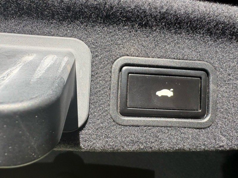 2011 Audi A8 Image 33