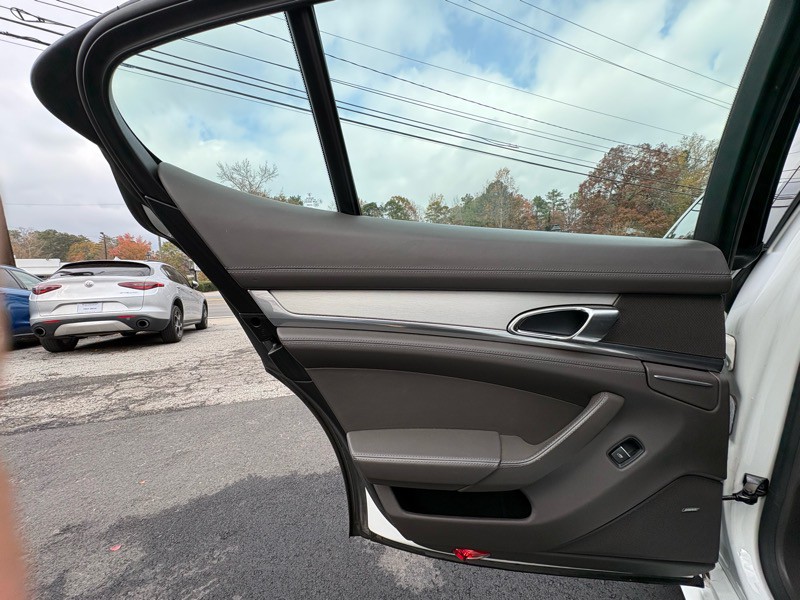 2014 Porsche Panamera Image 16