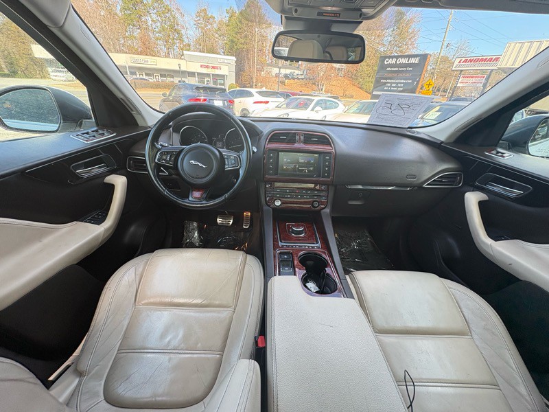 2017 Jaguar F-PACE Image 10