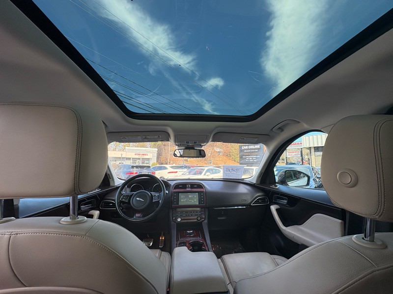 2017 Jaguar F-PACE Image 11