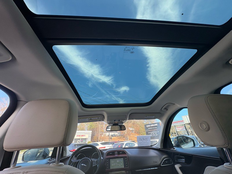 2017 Jaguar F-PACE Image 12